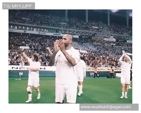 昔日足球巨星重返绿茵场再展风采引发球迷热议与期待